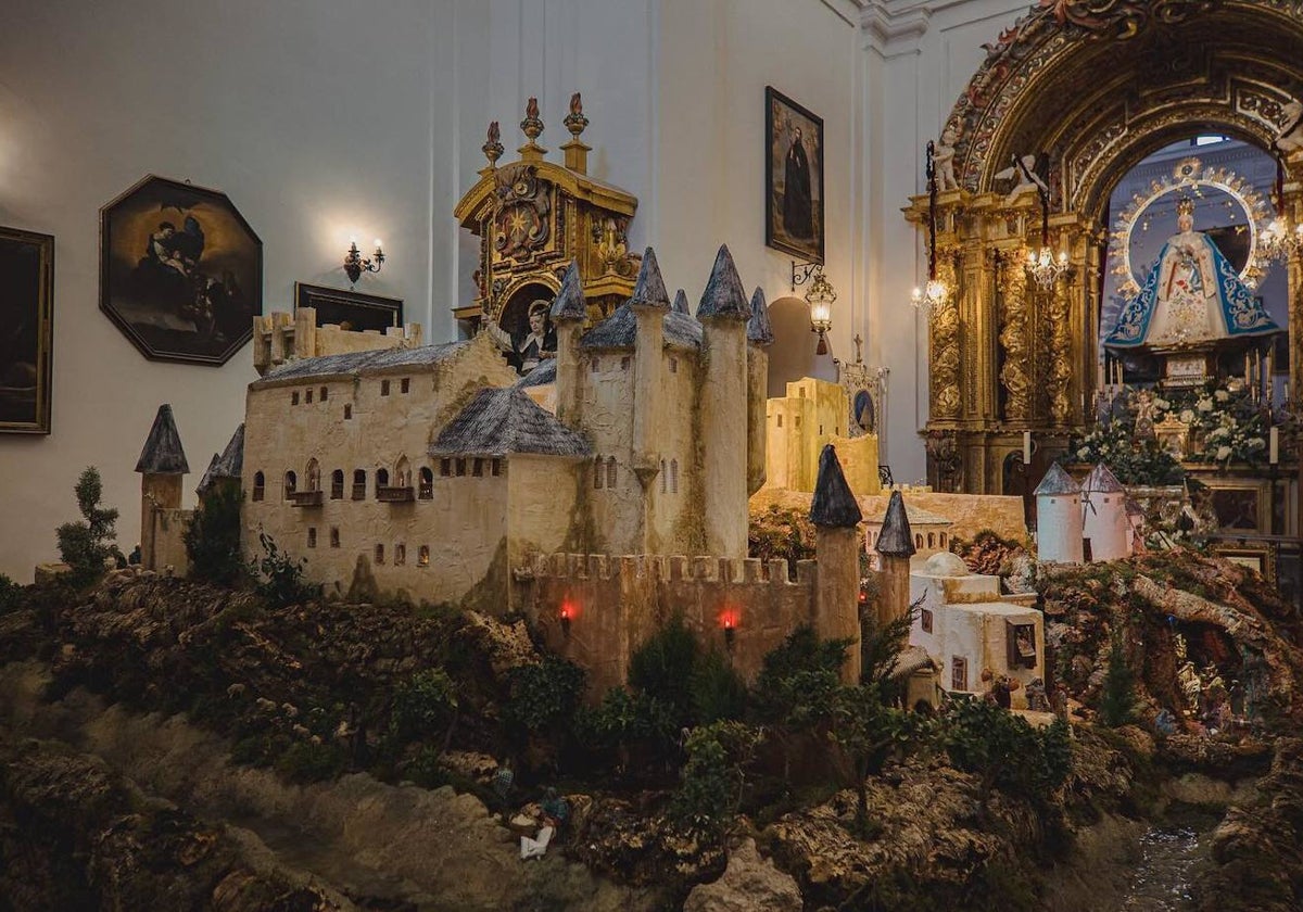 El Alcázar de Segovia, los molinos y, al fondo, la imagen de la Virgen de la Estrella