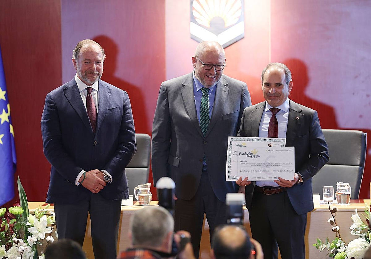 Un momento de la gala de este martes, con el rector (c) y el presidente de Caja Rural (i)