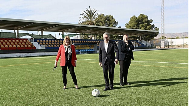 La Diputación de Alicante invierte 174.000 euros en la renovación del césped artificial del campo de fútbol municipal de Albatera