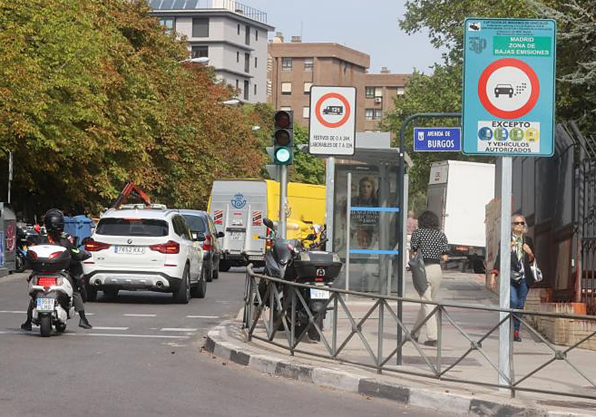 Señales en una zona de bajas emisiones de la capital