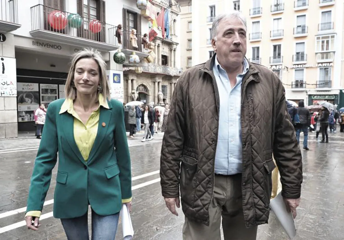 El candidato de EH Bildu a la alcaldía de Pamplona, Joseba Asiron, junto a la coordinadora de EH Bildu, Miren Zabaleta