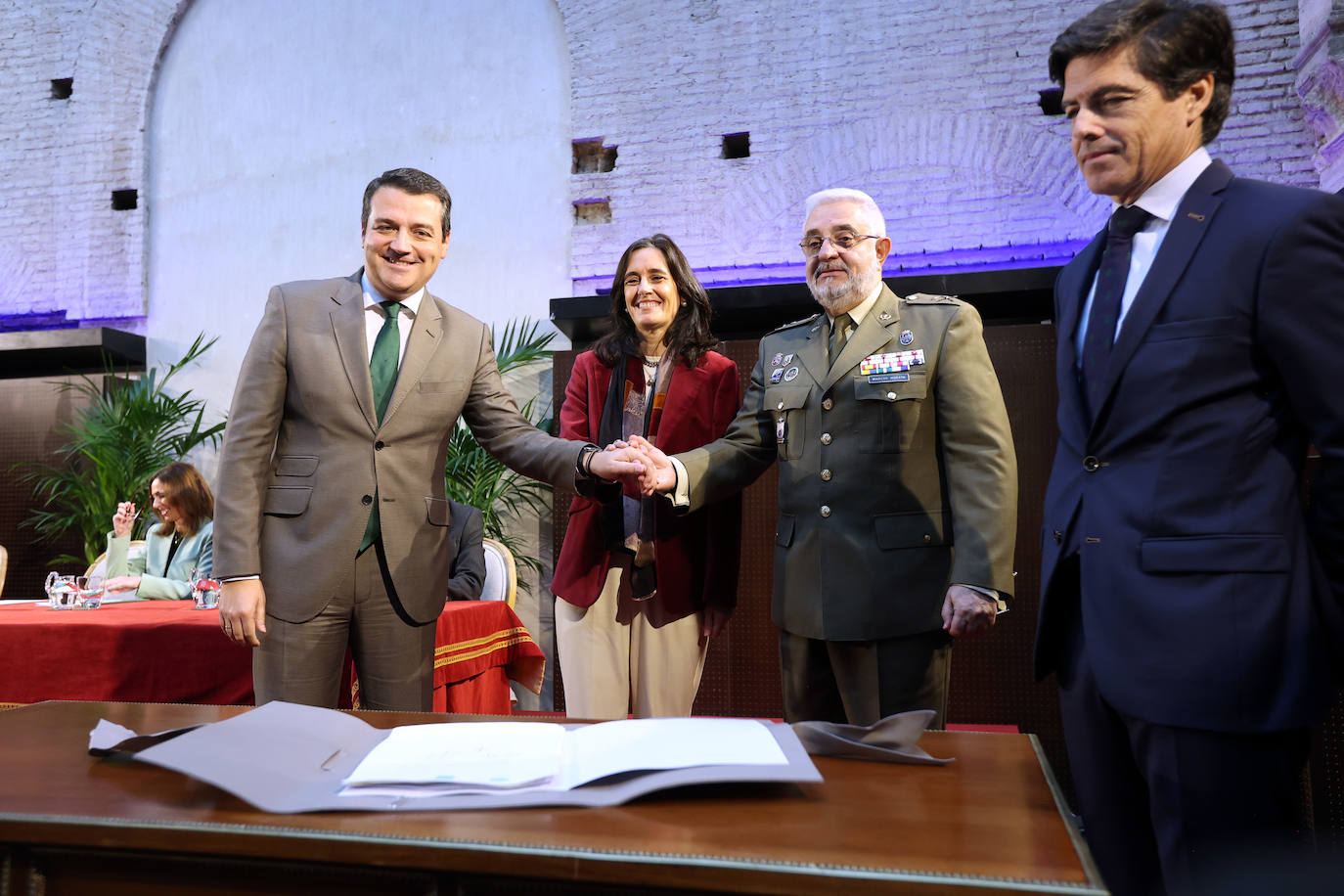 Fotos: La firma solemne del acuerdo de la Base Logística de Córdoba