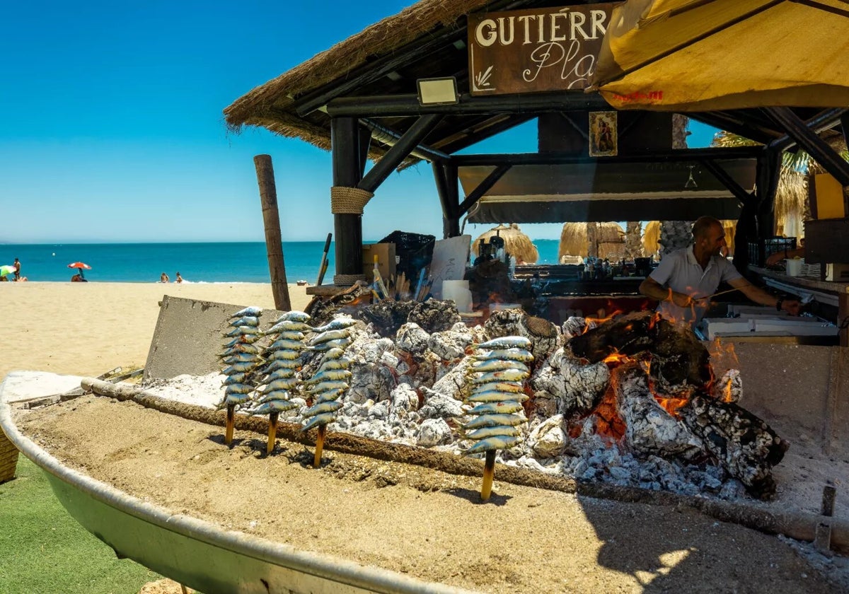 Espetos de sardinas en un chiringuito de Málaga