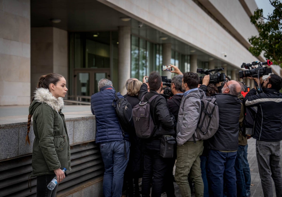 Imagen de Teresa T. en la Ciudad de la Justicia de Valencia, este miércoles, durante la atención a los medios de su abogado