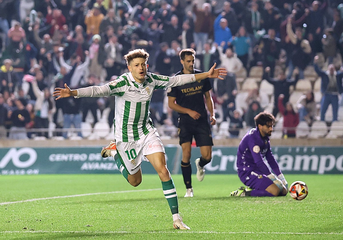 Simo celebra el 2-0 ante el Castellón que completó la quinta victoria consecutiva del Córdoba