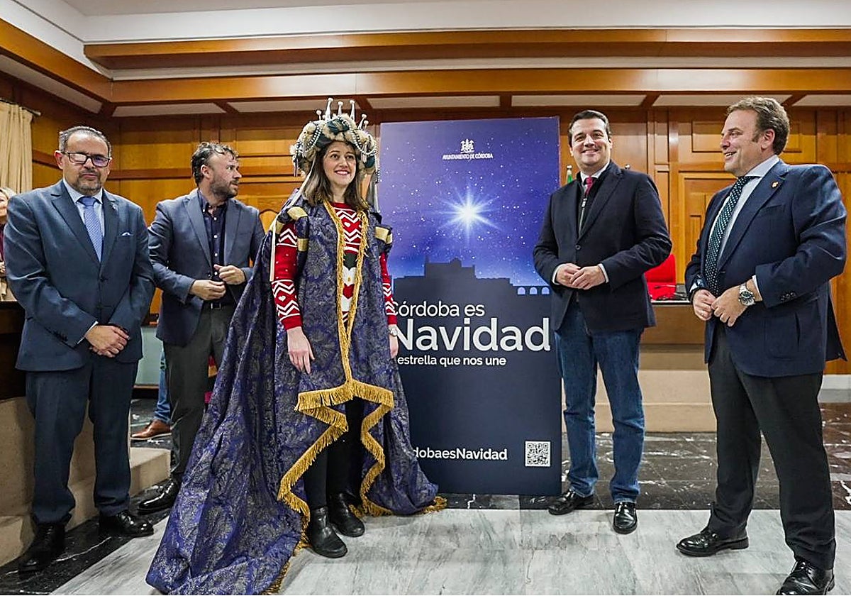 María Dolores Sandoval junto al alcalde en el Salón de Plenos de Córdoba