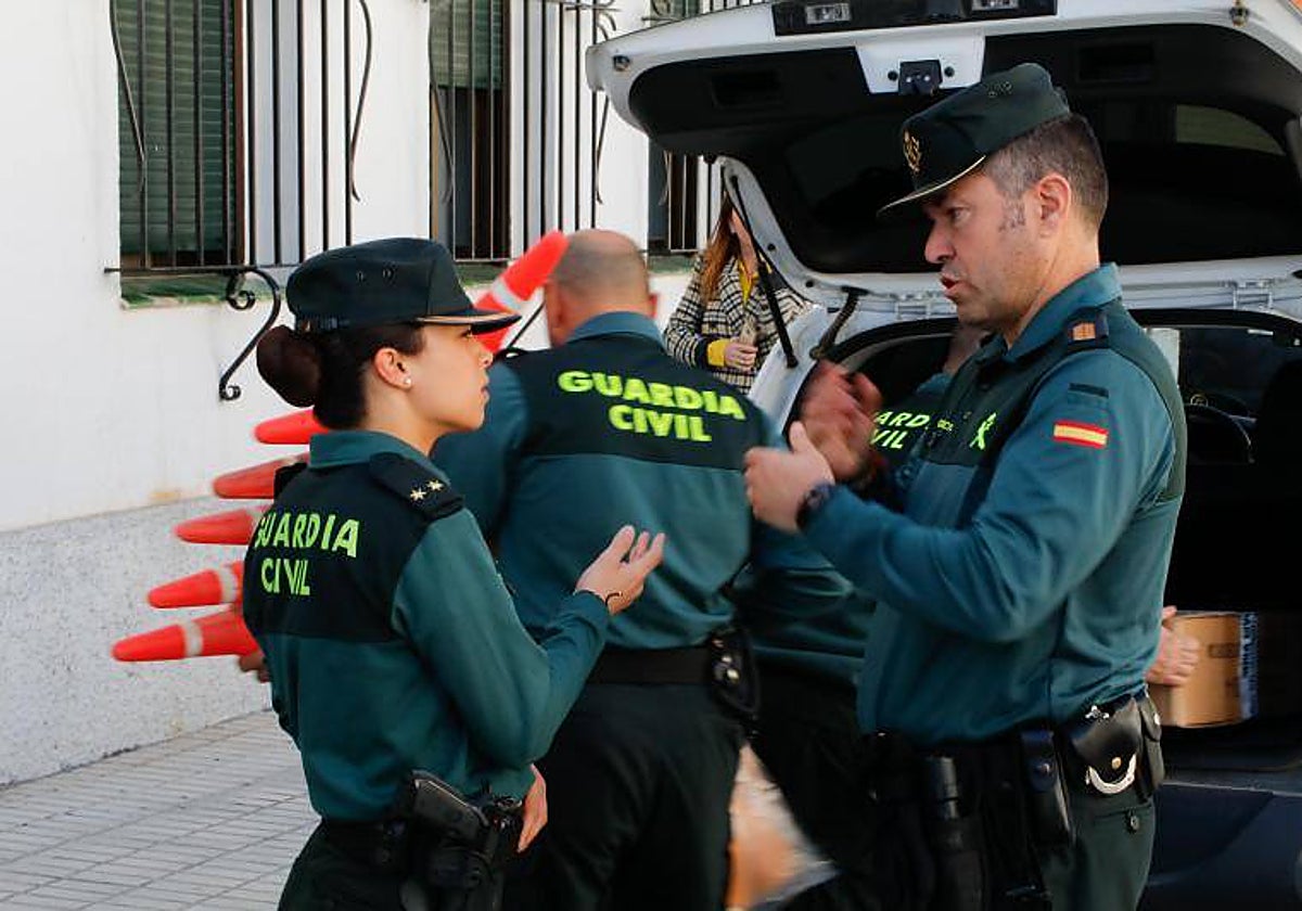 Agentes de la Guardia Civil en el Puesto de Palma del Río