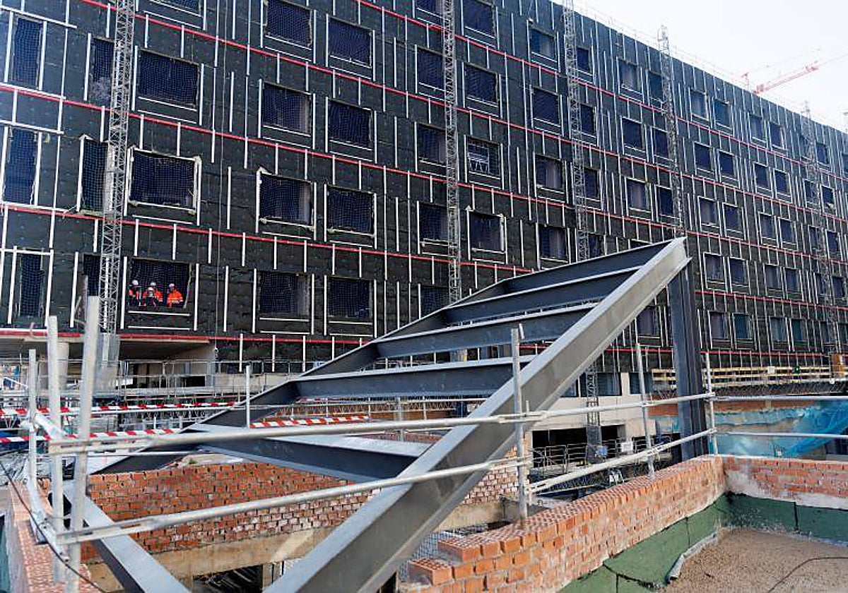 El edificio ahora terminado, durante una visita de obras realizada en marzo