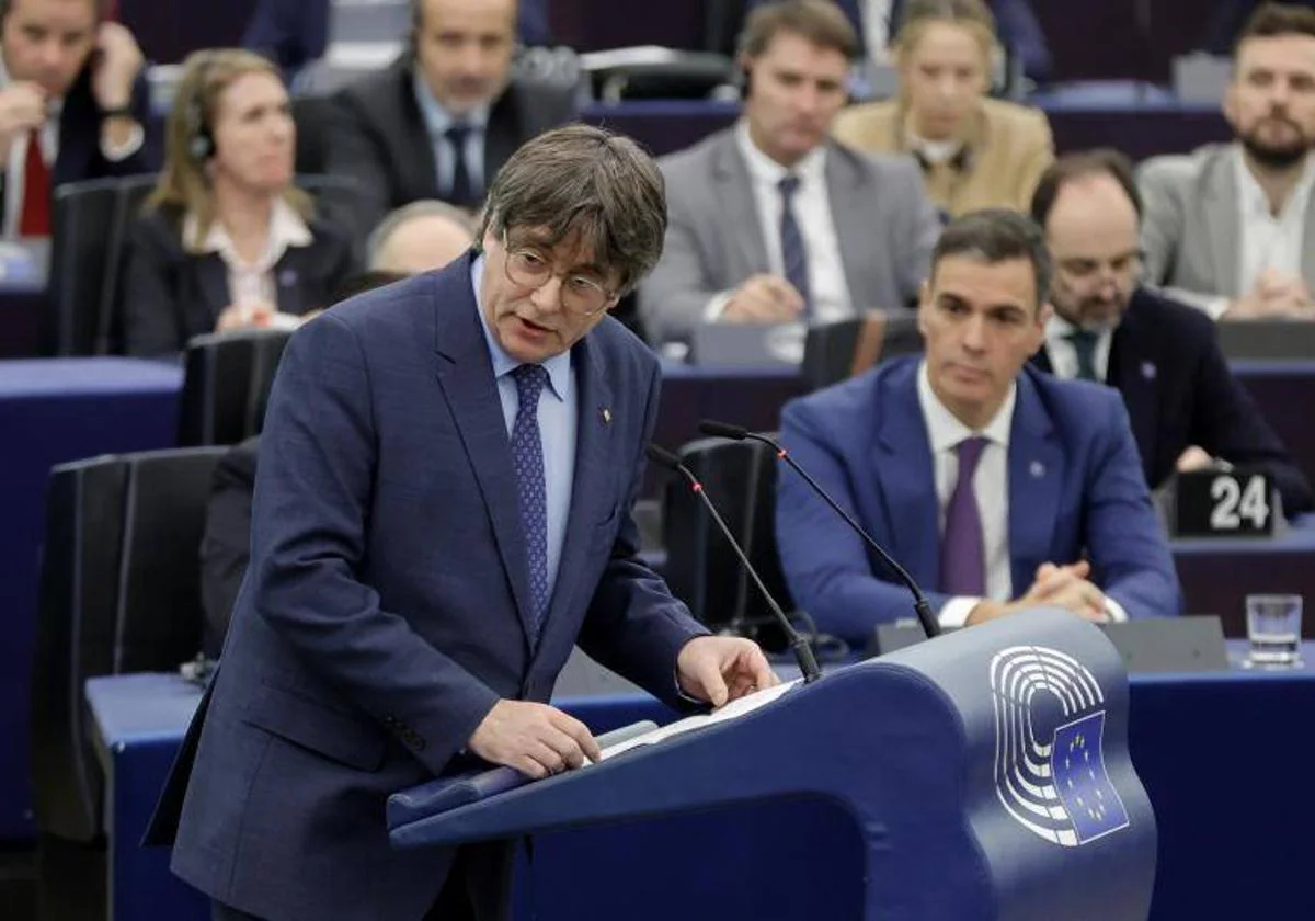 Carles Puigdemont este miércoles en el Parlamento Europeo junto a Pedro Sánchez