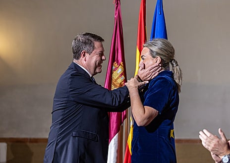 Imagen secundaria 1 - Tolón recibe la felicitación de Paco Núñez, presidente del PP en Castilla-La Mancha, y Emiliano García-Page. En la foto de grupo, con Francisco Tierraseca