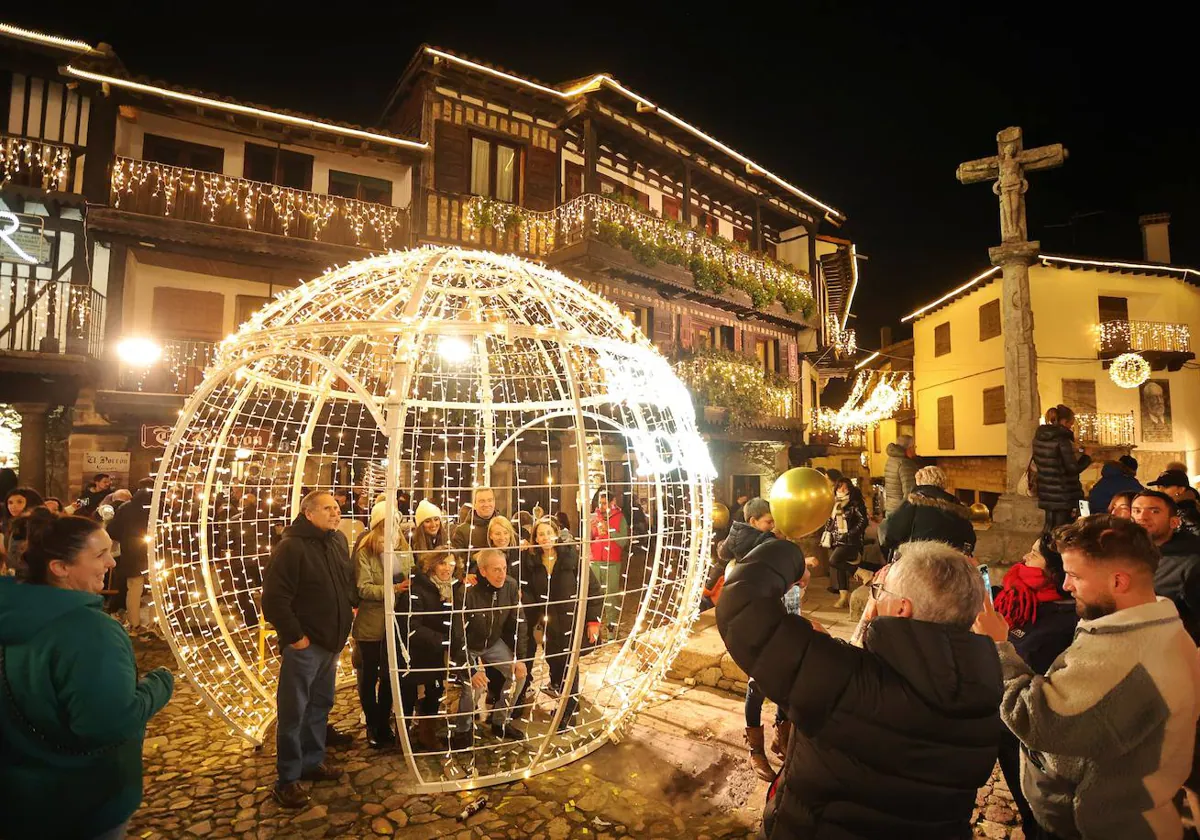 El municipio salmantino de La Alberca estrenó ayer iluminación gracias a Ferrero Rocher