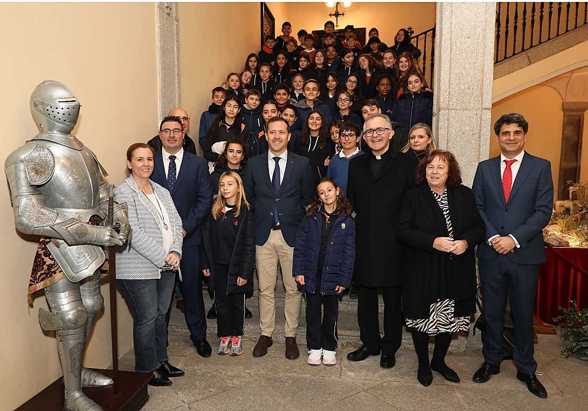 El alcalde y concejales con alumnos del colegio Divina Pastora asistentes a la inauguración del belén del Ayuntamiento