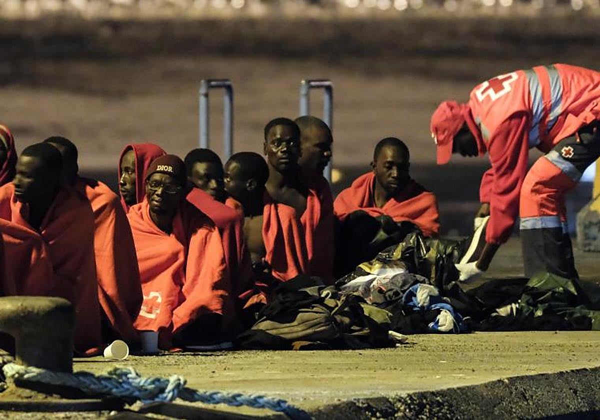 Llega a Los Cristianos (Tenerife) un cayuco con medio centenar de personas