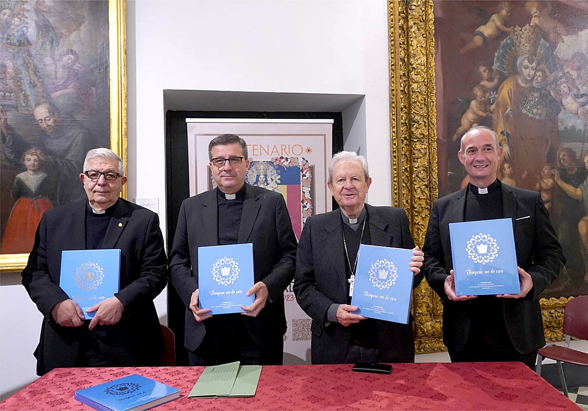 Imagen de la presentación del Libro oficial del Centenario de la Coronación