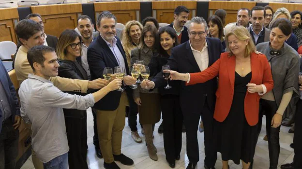 El presidente de la Diputación de Alicante, Toni Pérez, junto a Vicente Arques, Ximo Perles y Ana Serna, entre profesionales de los medios informativos.