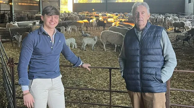 José Ramón Montoya, junto a su hijo José María en una de sus explotaciones ganaderas en el Valle de Alcudia