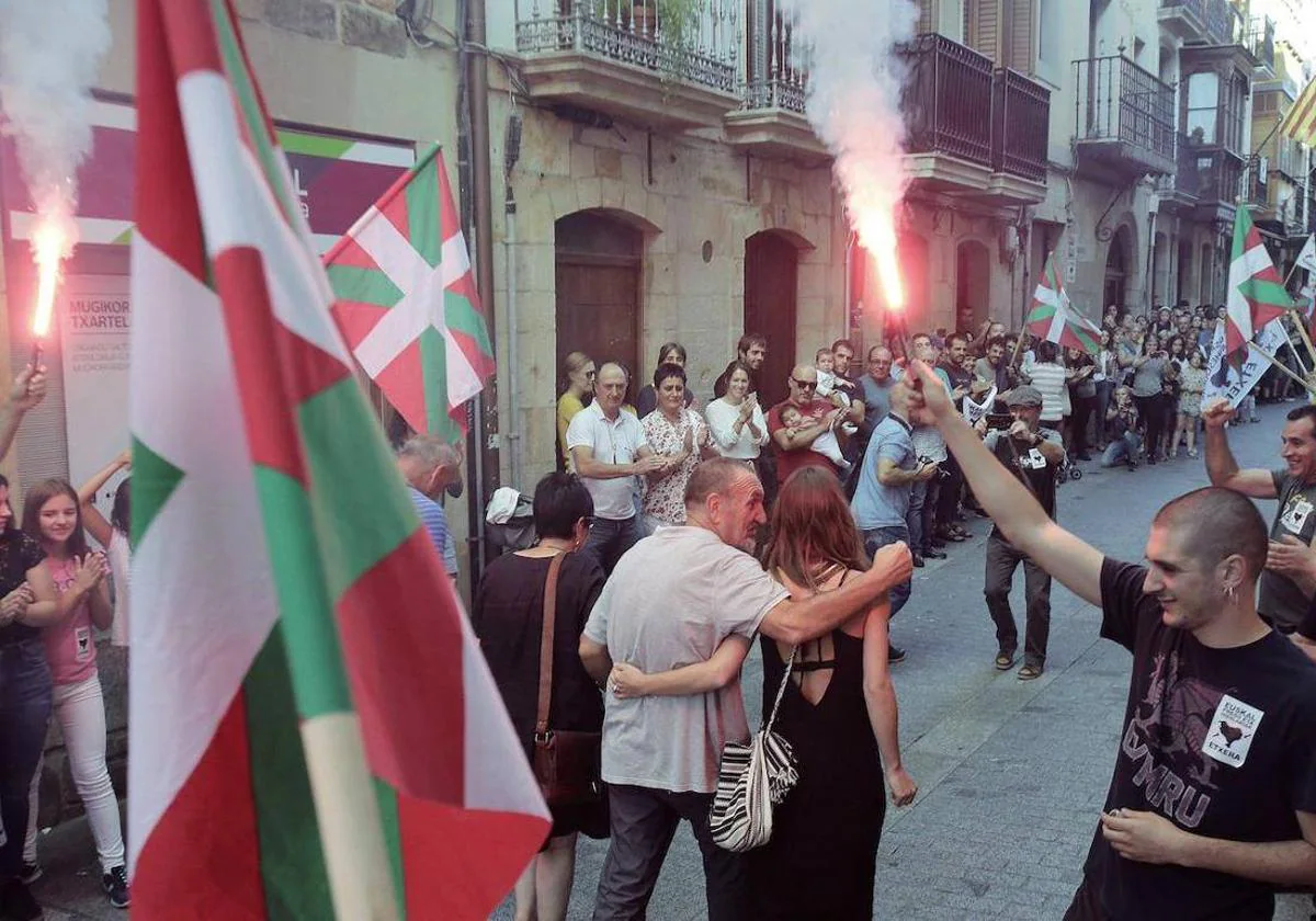 Imagen de un homenaje a un etarra en las calles del País Vasco