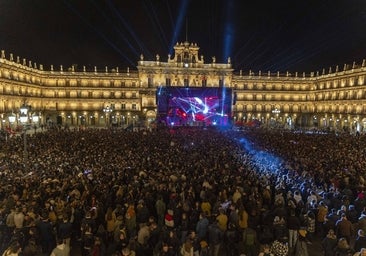 Miles de estudiantes 'despiden' el año de manera anticipada en la Plaza Mayor de Salamanca