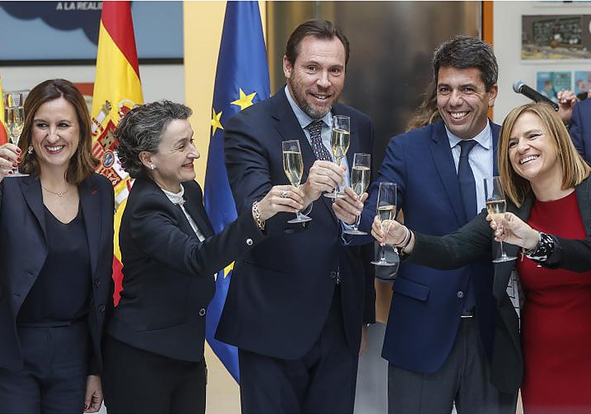 El ministro de Transportes, Óscar Puente, anuncia la aprobación de la ampliación del Puerto de Valencia