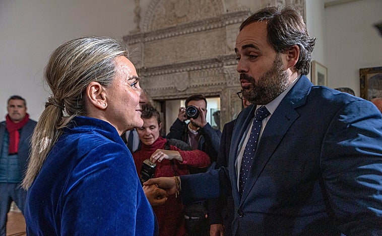 Imagen principal - Tolón recibe la felicitación de Paco Núñez, presidente del PP en Castilla-La Mancha, y Emiliano García-Page. En la foto de grupo, con Francisco Tierraseca