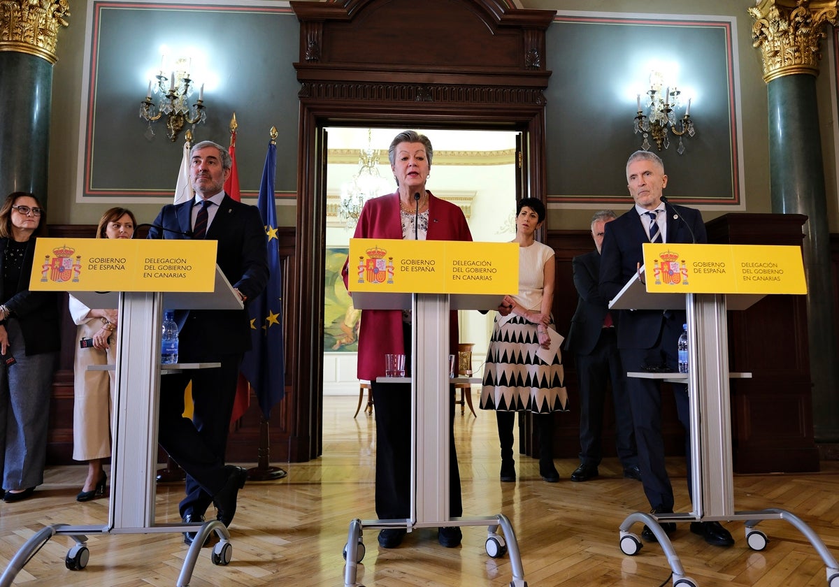 La comisaria europea de Interior, en rueda de prensa junto al ministro español del ramo y al presidente de Canarias.