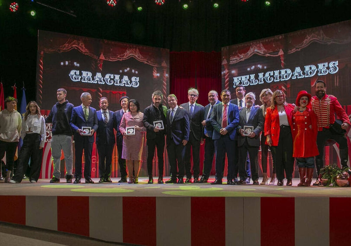 García-Page y demás autoridades con todos los galardonados con las medallas al Mérito Cultural