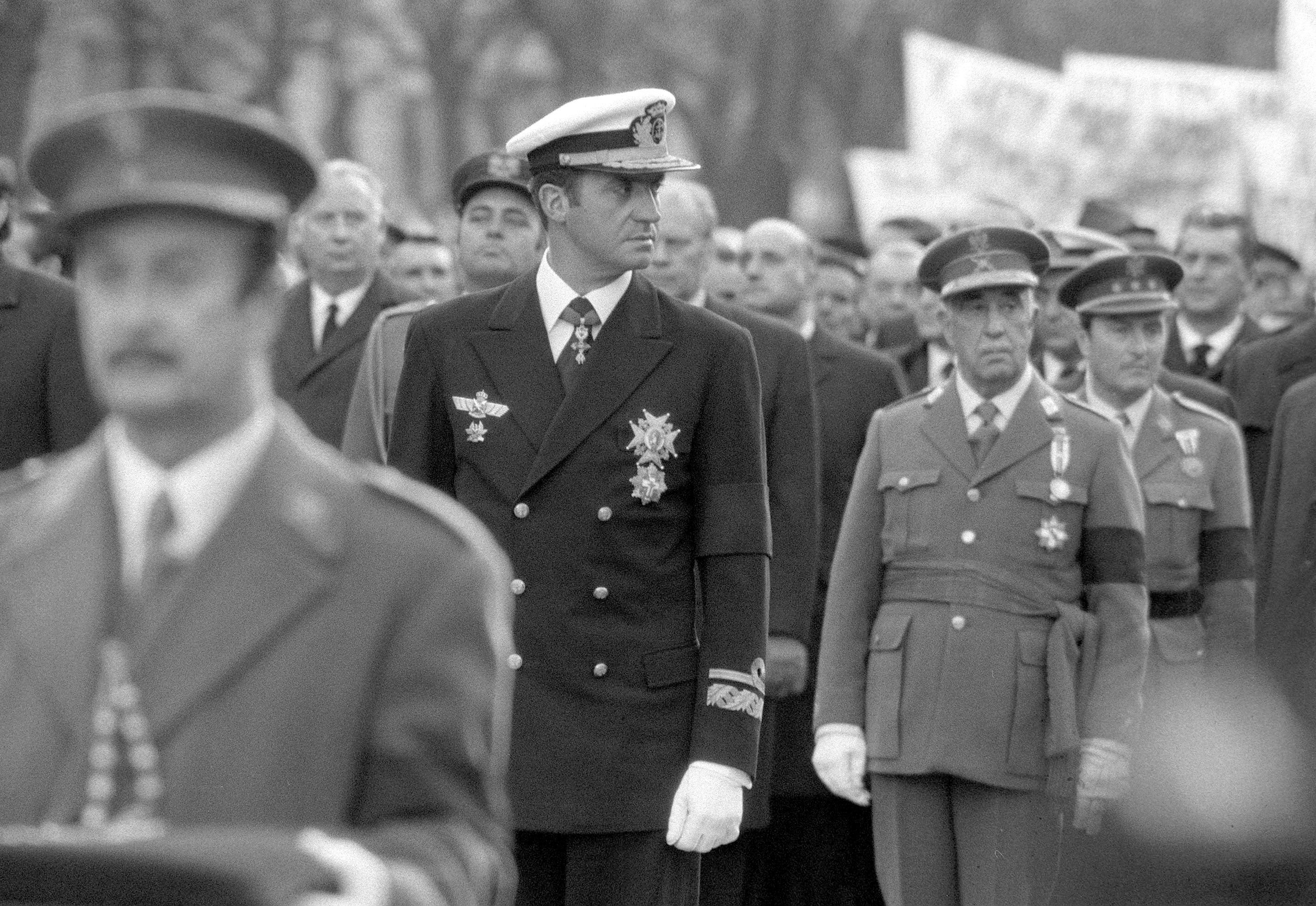 Don Juan Carlos, en aquel momento Príncipe de España, junto a Franco en el cortejo fúnebre de Carrero Blanco, que fue enterrado en el cementerio de El Pardo