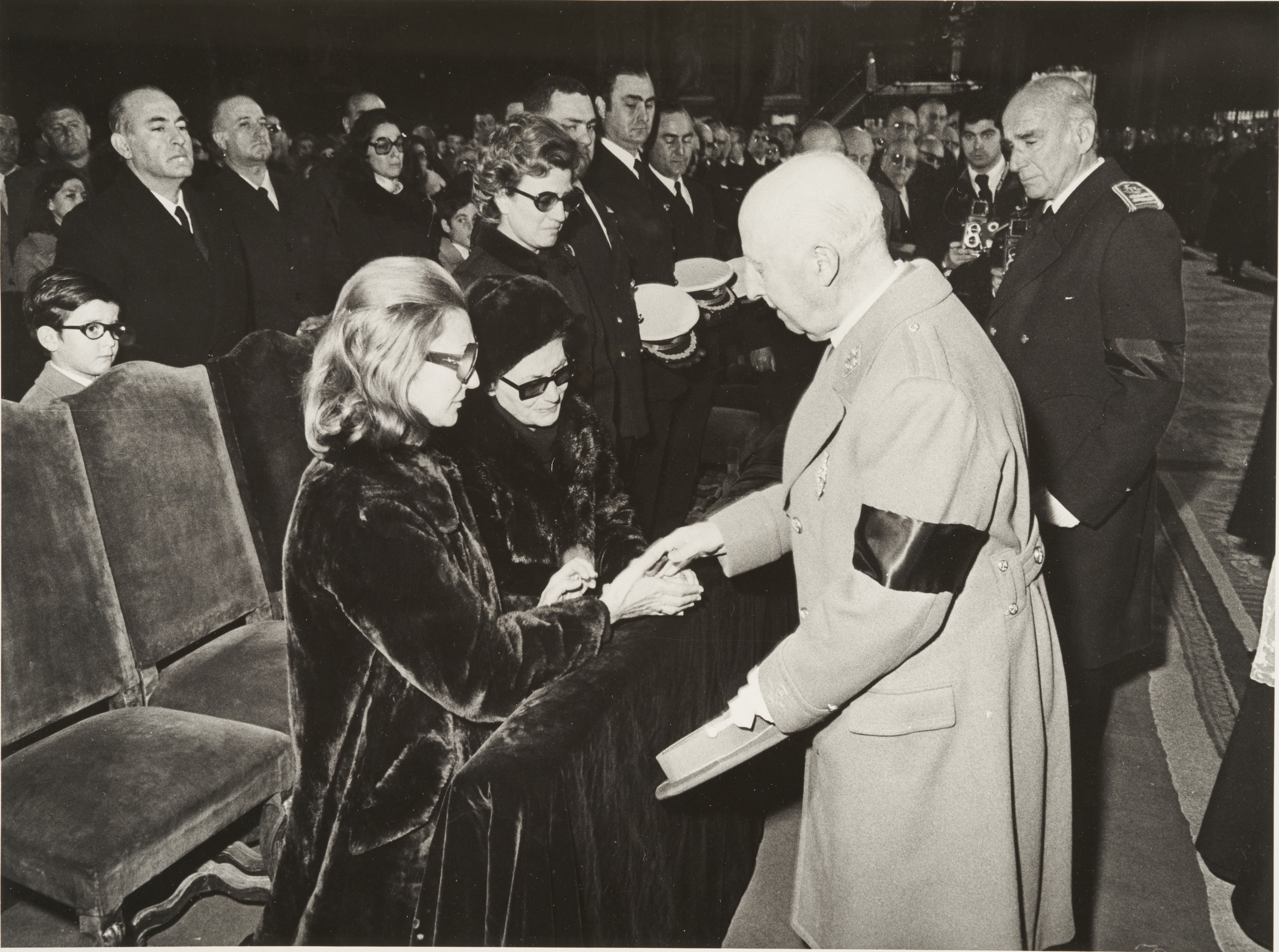 Franco dando el pésame a la familia del Almirante Carrero Blanco, durante el funeral celebrado en San Francisco el Grande