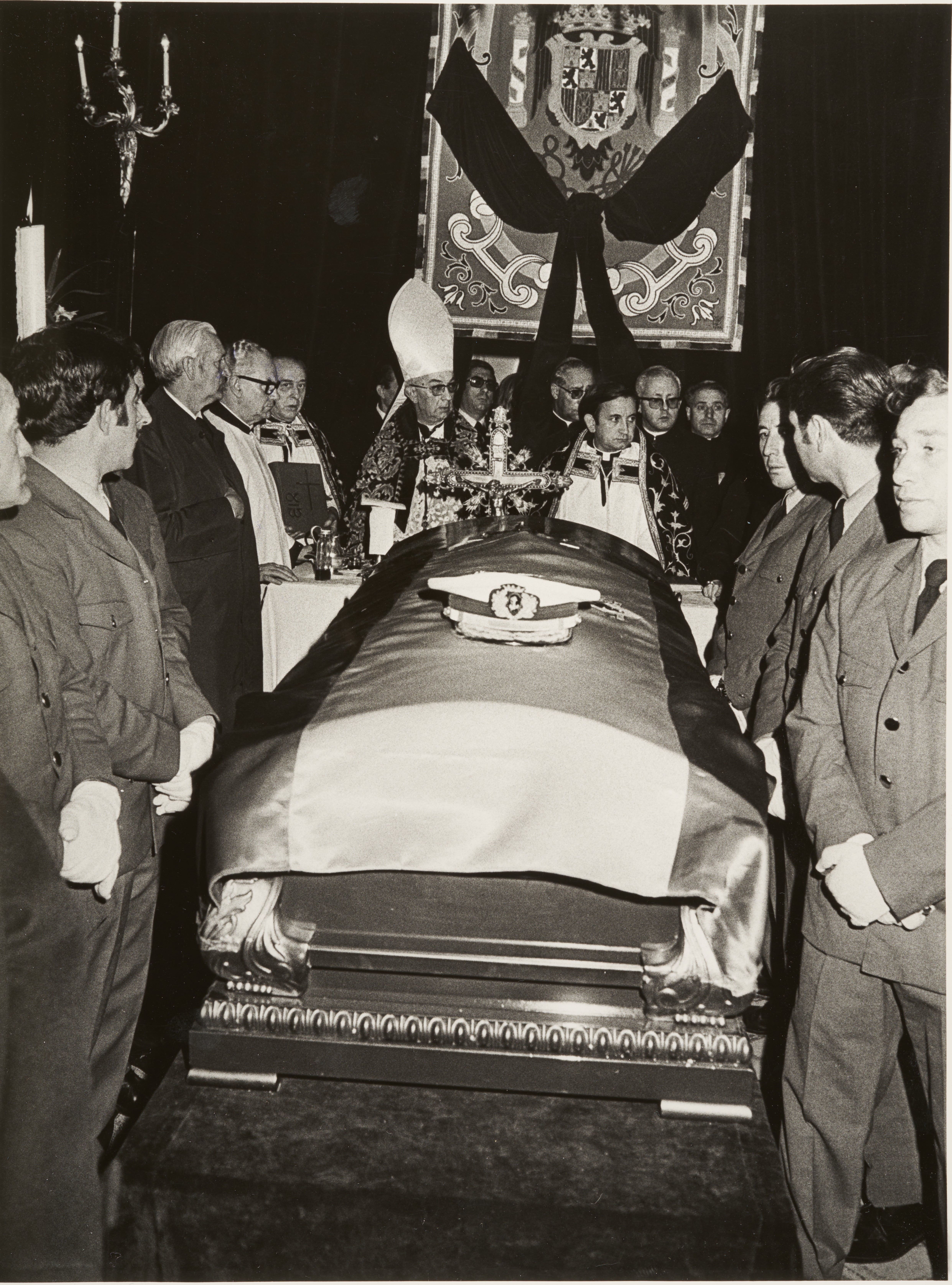 En la imagen, el féretro en la Presidencia del Gobierno antes de ser conducido al cementerio de El Pardo. Ofició la misa el cardenal arzobispo de Madrid y presidente de la Conferencia Episcopal Española, don Vicente Enrique y Tarancón