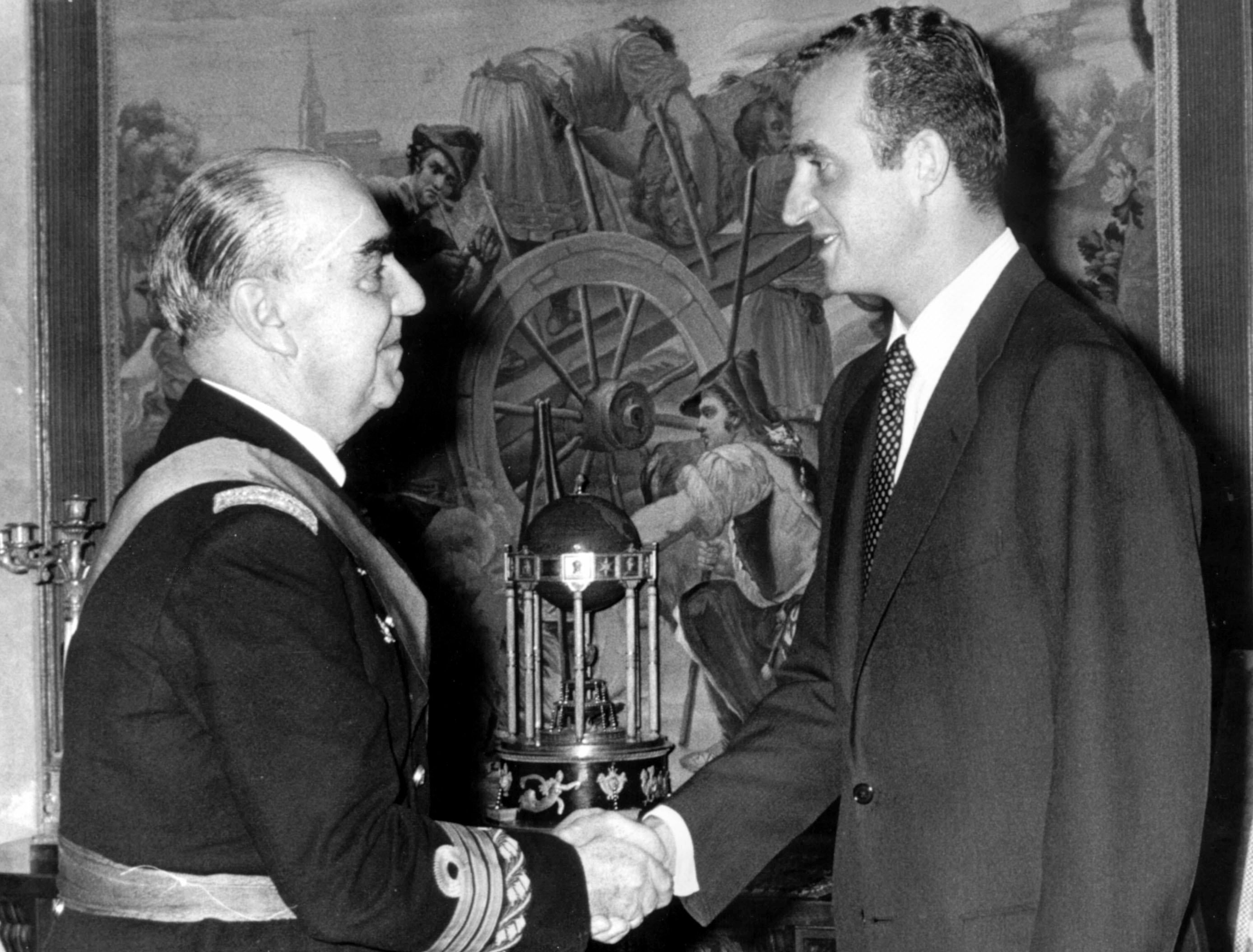 Carrero Blanco, junto a Don Juan Carlos el día de su toma de posesión como presidente del Gobierno en junio de 1973