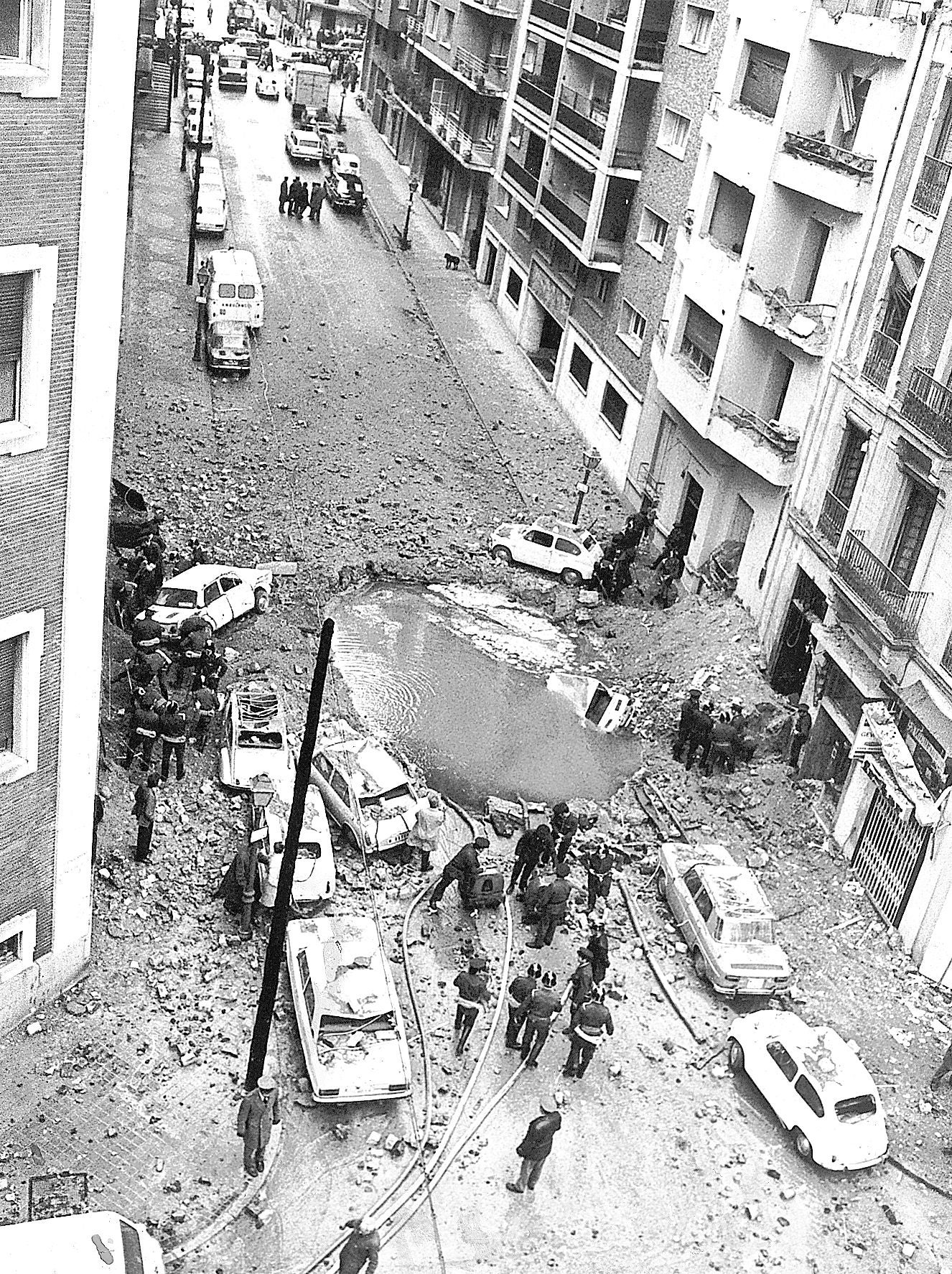 Los bomberos, en el lugar del atentado de Carrero Blanco. En un primer momento se atribuyó el socavón a un escape de gas