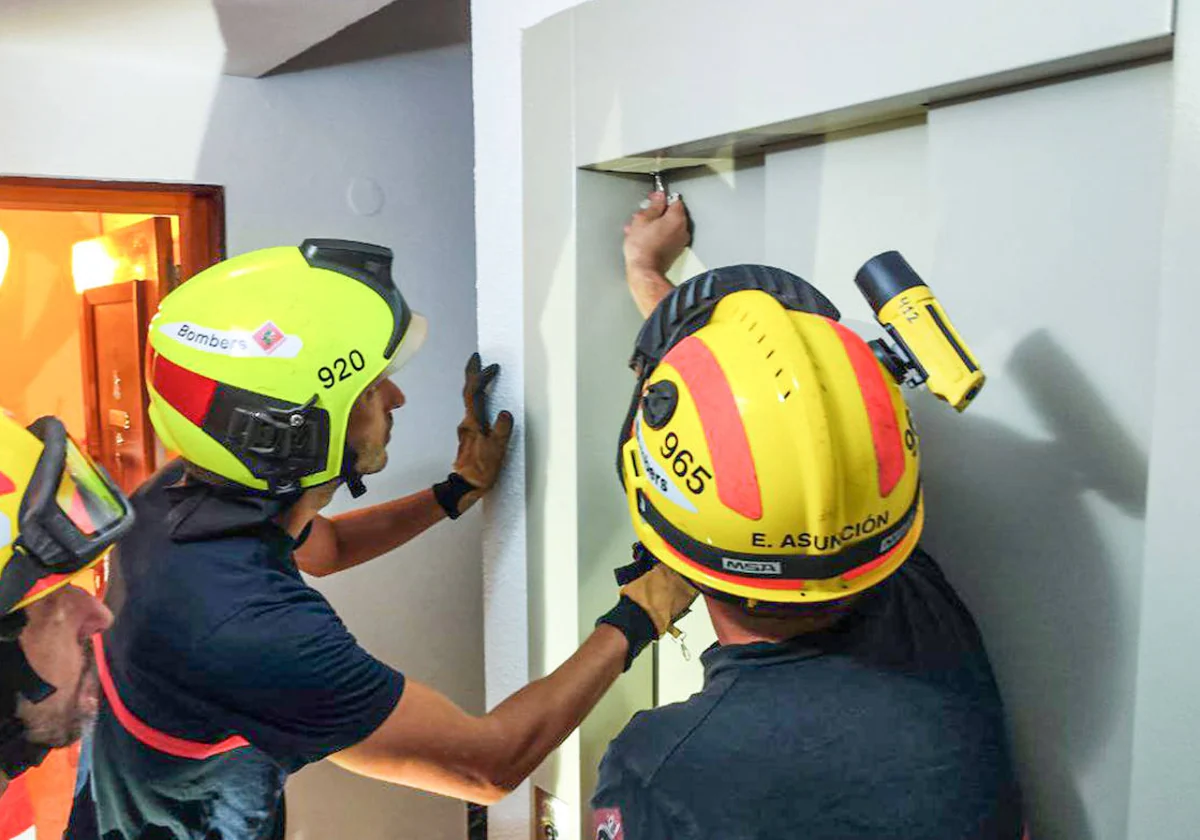 Imagen de archivo de bomberos realizando un rescate en un ascensor