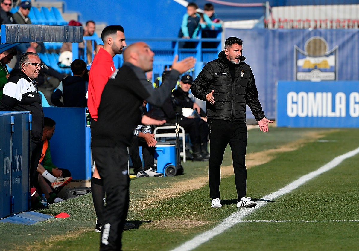 Iván Ania da instrucciones a los suyos durante el partido ante el Atlético Baleares