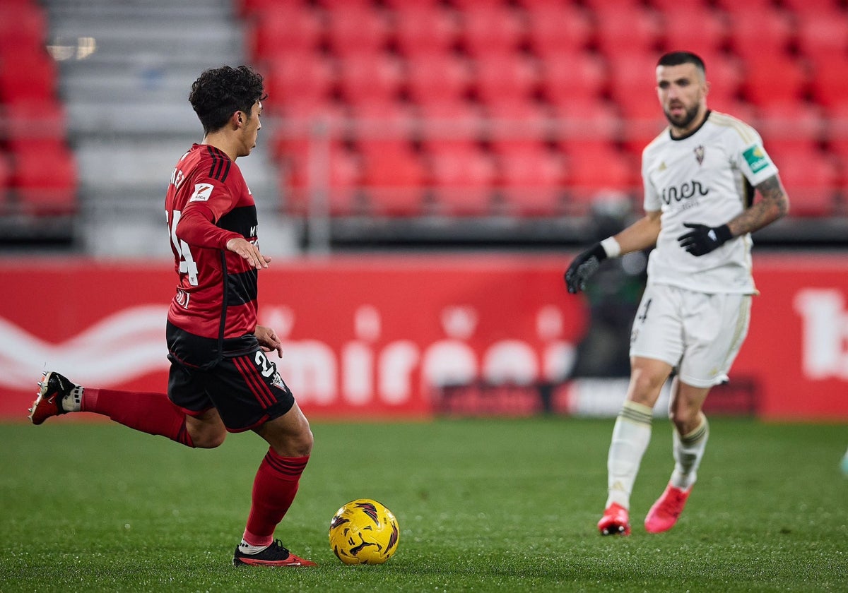 Uno del los lances del juego entre el Mirandés y el Albacete Balompié