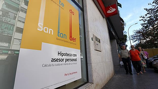 Publicidad de hipotecas en una oficina del Banco Santander en Ciudad Jardín
