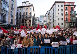«Pamplona no se vende»: miles de personas protestan contra la moción de censura pactada por PSOE y Bildu