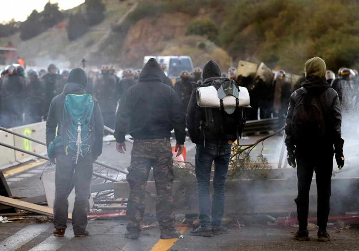 Antidisturbios franceses desalojan a activistas de Tsunami en el paso fronterizo de la AP-7