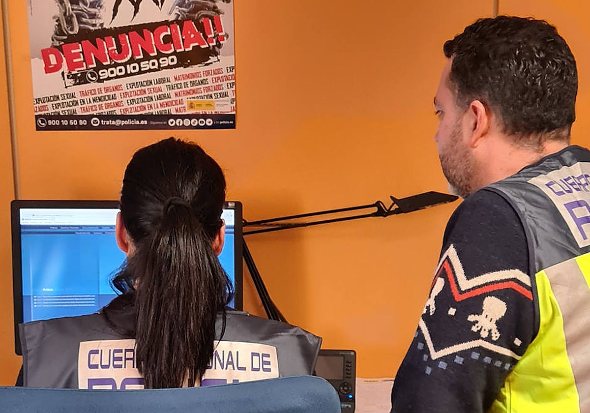 Agentes de Brigada de Extranjería de la Policía Nacional en Santiago de Compostela