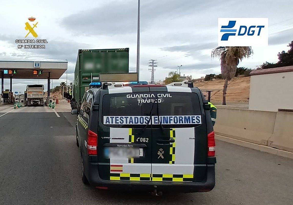 Imagen del control de Guardia Civil al camión en Orihuela