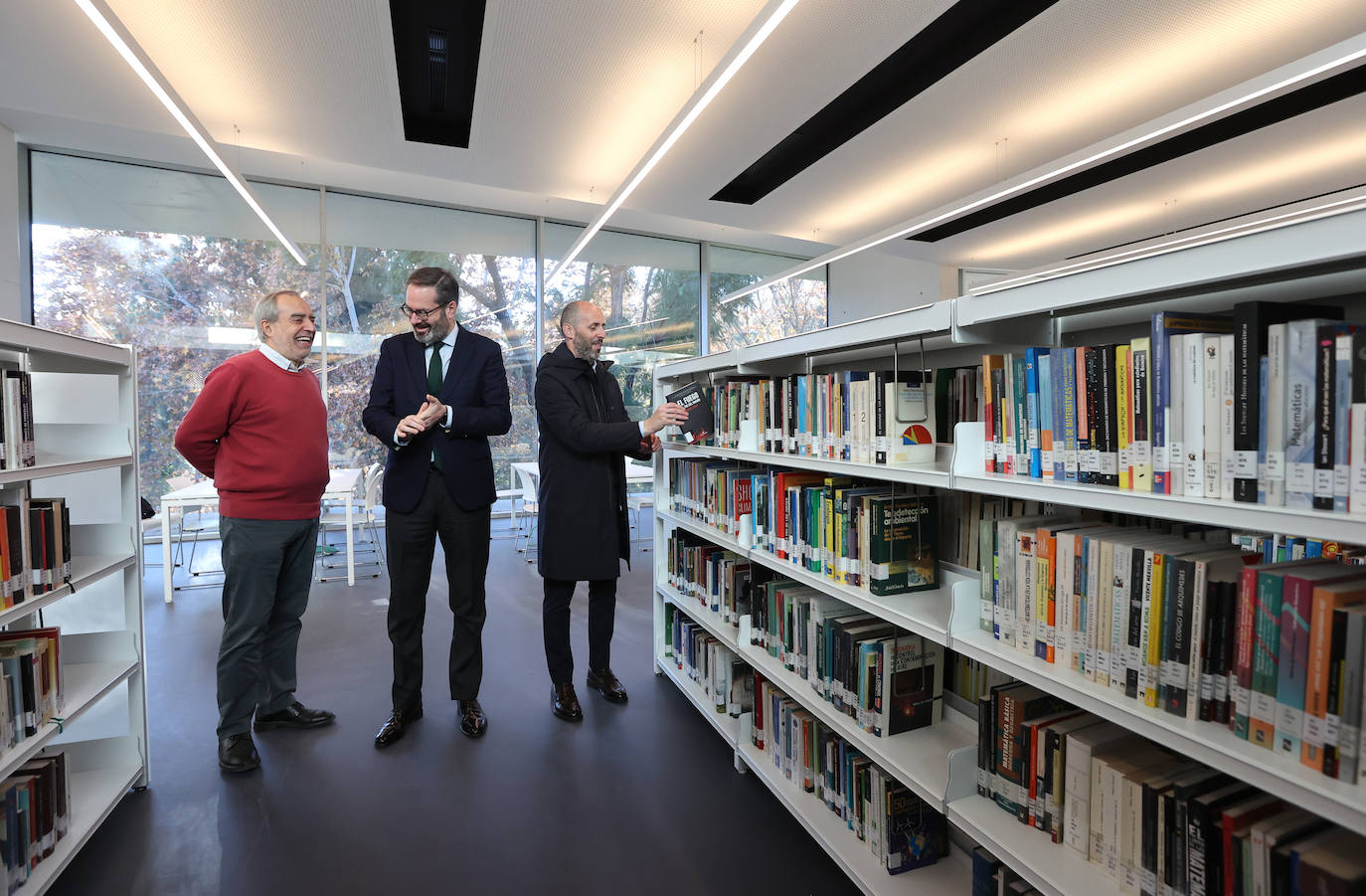 Fotos: la Biblioteca Grupo Cántico de Córdoba, en la recta final de los preparativos