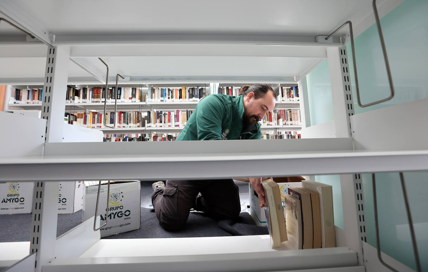 Fotos: la Biblioteca Grupo Cántico de Córdoba, en la recta final de los preparativos