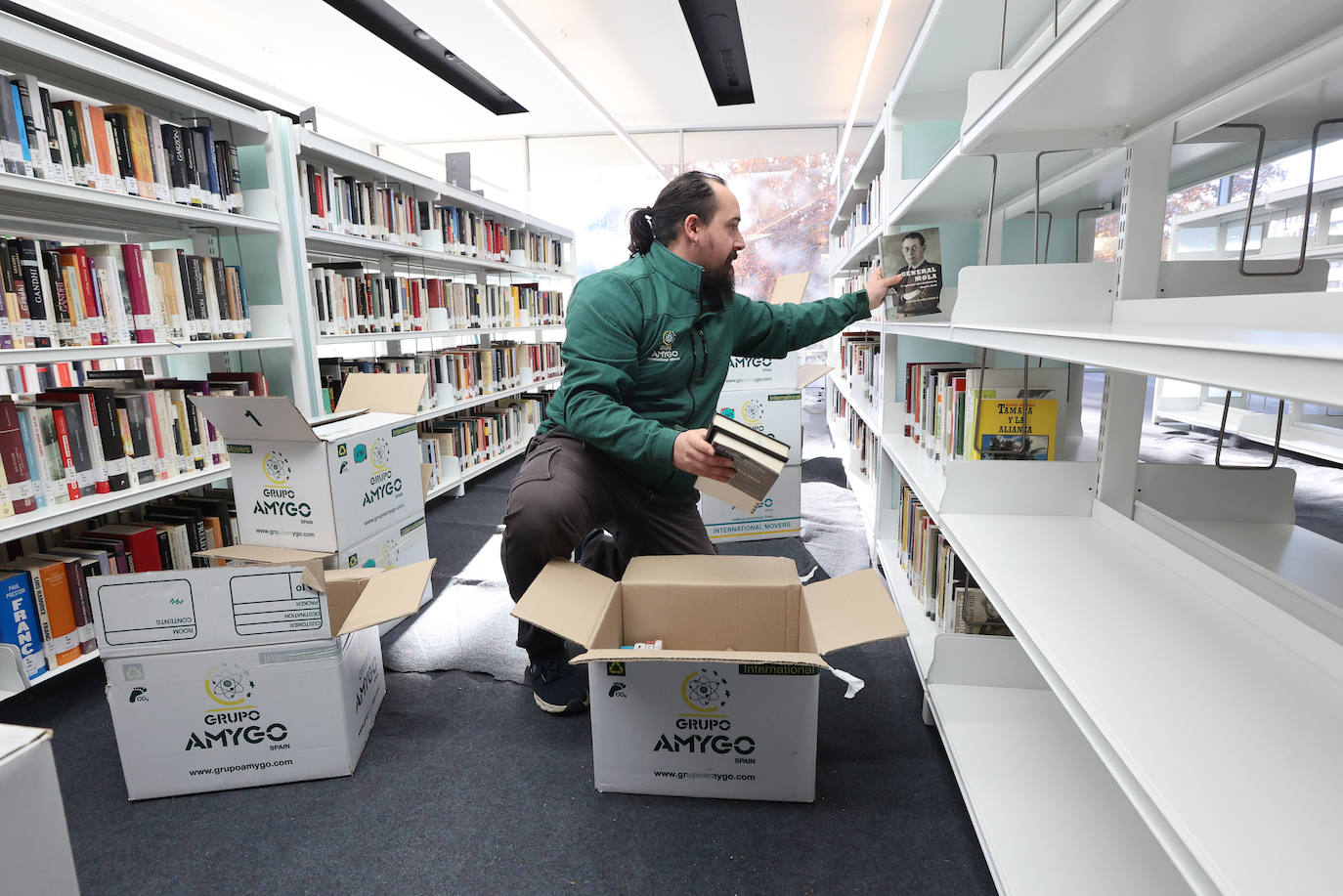 Fotos: la Biblioteca Grupo Cántico de Córdoba, en la recta final de los preparativos