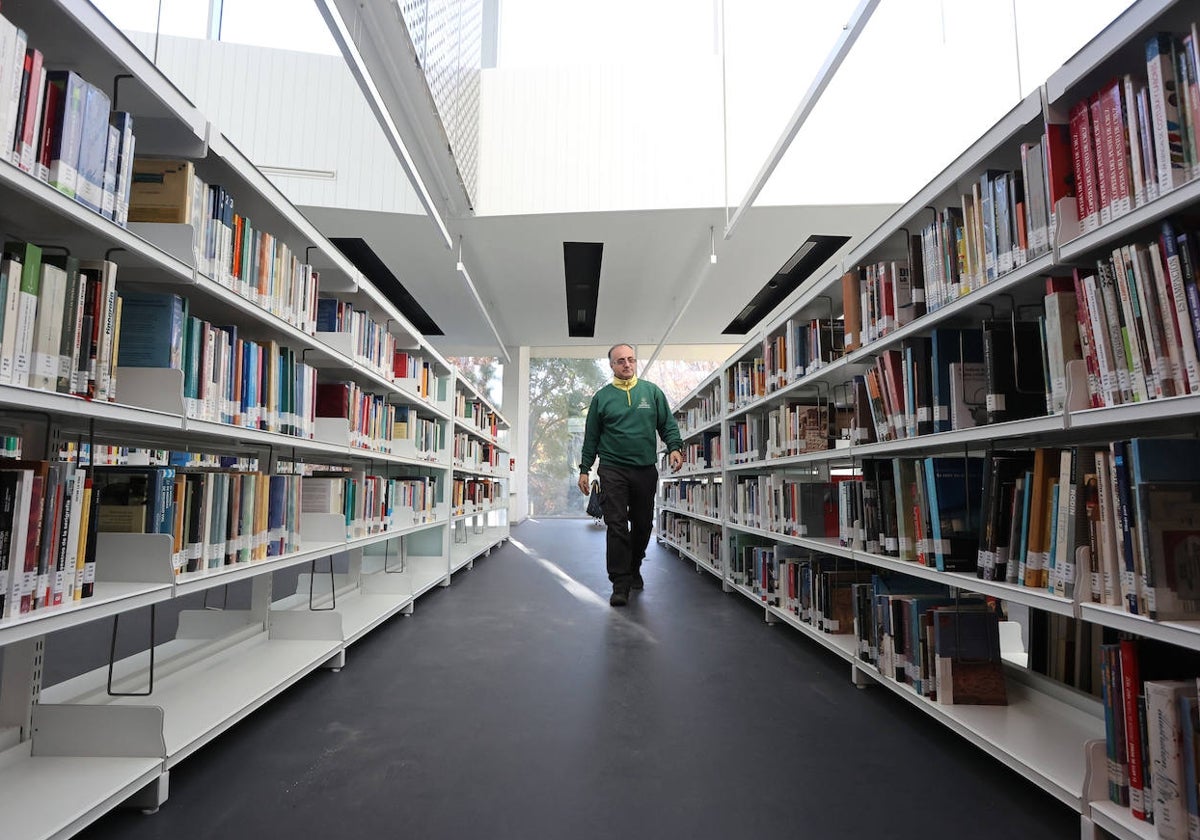 Estanterías con libros en la Biblioteca Grupo Cántico