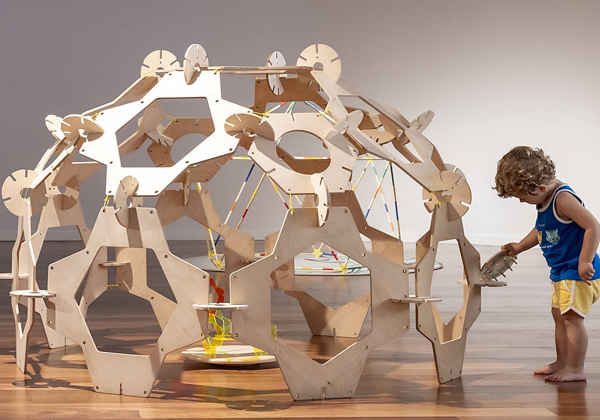 Imagen de un niño interactuando con una pieza expuesta en el IVAM