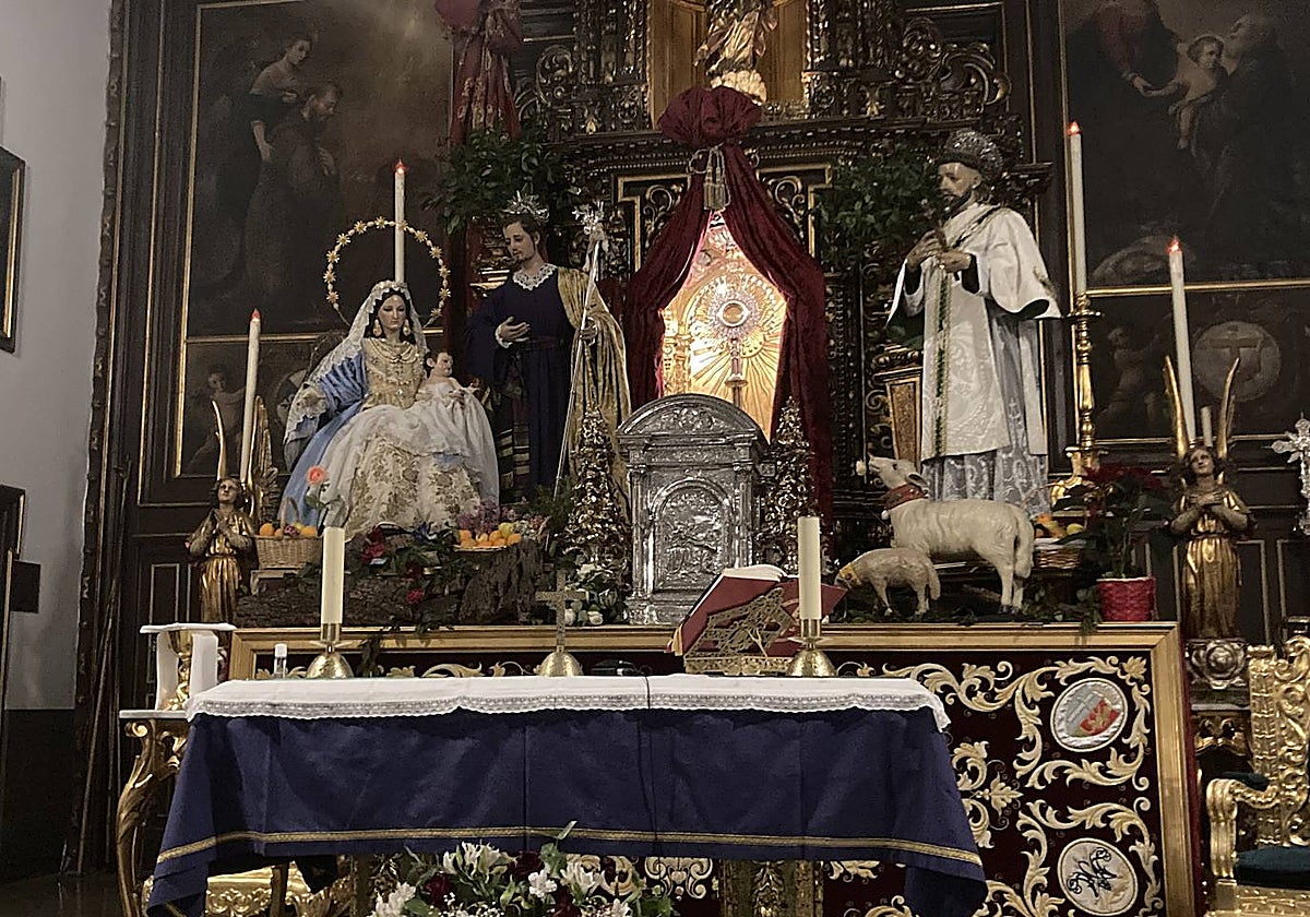 Belén dispuesto en el altar mayor, con la Divina Pastora, el San Juan de la Paz como San José, y San Francisco de Asís contemplando la escena