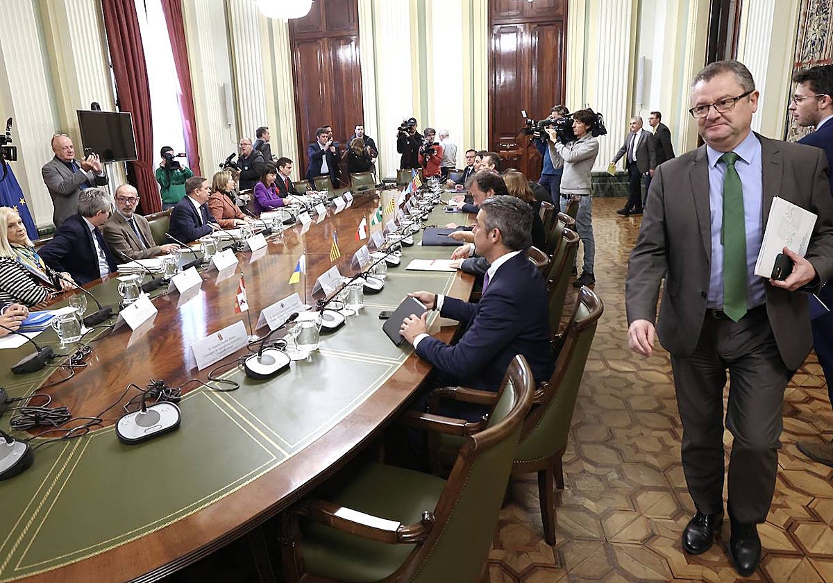 El consejero de Agricultura, Ganadería y Desarrollo Rural, Gerardo Dueñas, durante la reunión convocada por el ministro de Agricultura, Pesca y Alimentación, Luis Planas