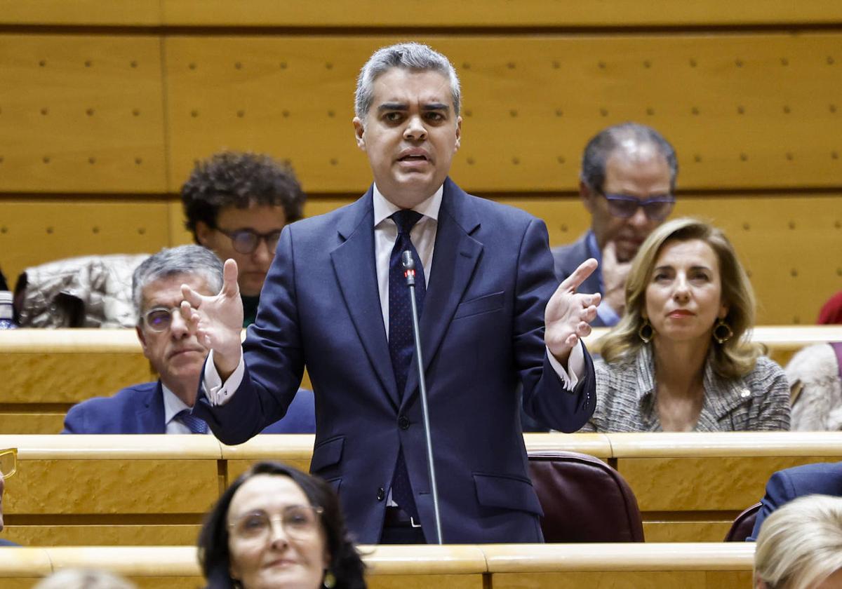 Vicente Azpitarte, senador granadino del PP, durante su pregunta a la ministra Montero