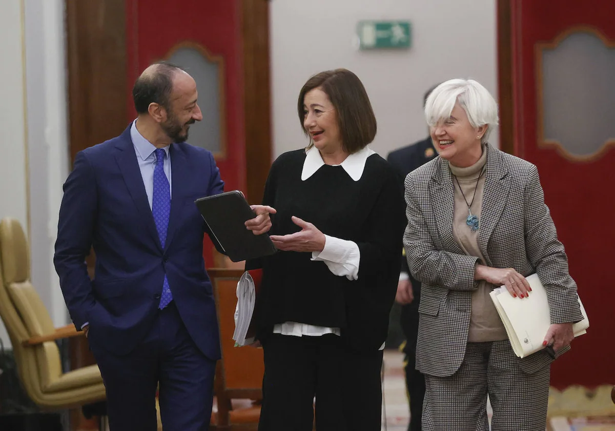 Los socialistas Alfonso Rodríguez Gómez de Celis, Francina Armengol e Isaura Leal, a su llegada a la reunión de la Mesa del Congreso