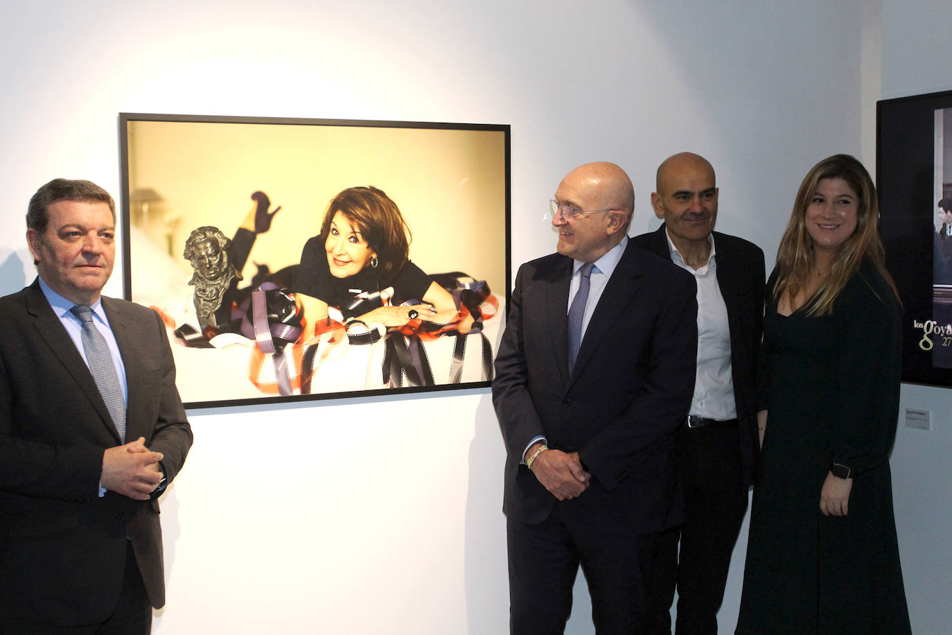 El consejero de la Presidencia, Luis Miguel González Gago, y el alcalde de Valladolid, Jesús Julio Carnero, inauguran la exposición 'Castilla y León en los Goya'. En la imagen junto a una fotografía de Concha Velasco