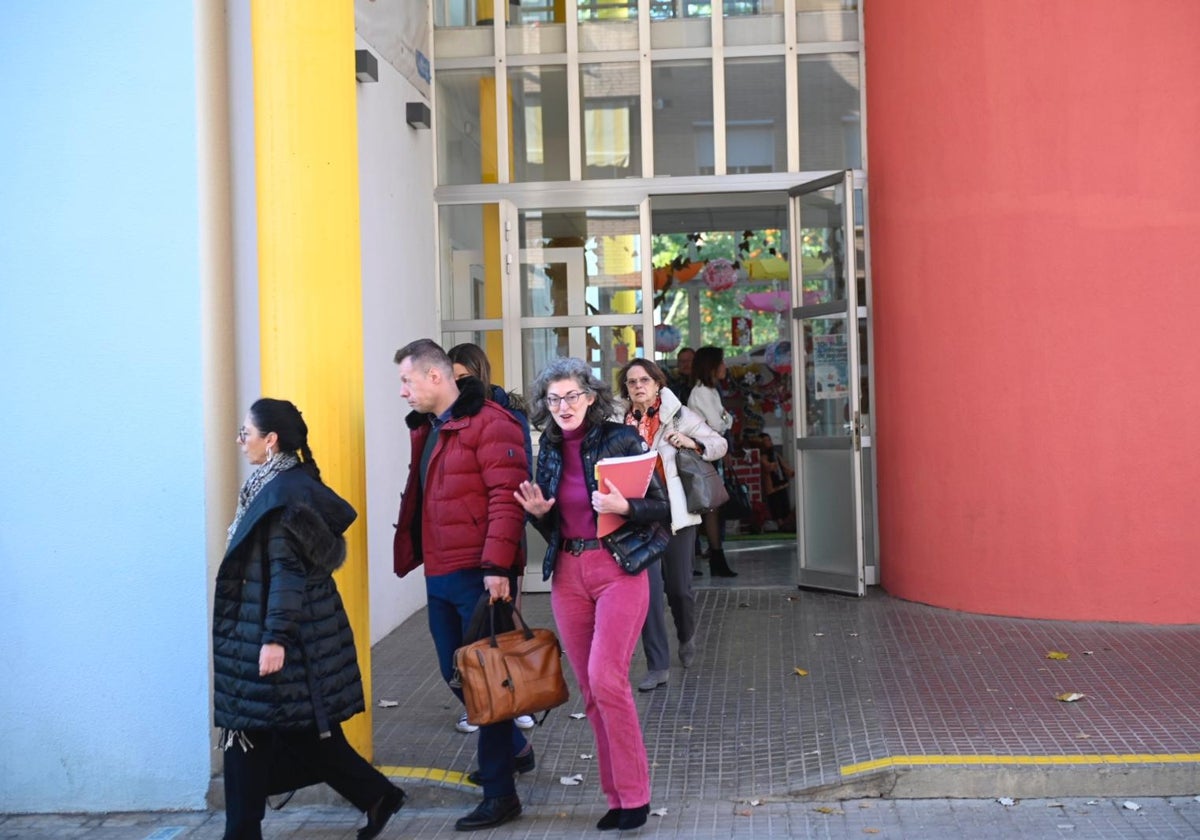 Miembros de la misión europea durante su visita a un colegio en Barcelona